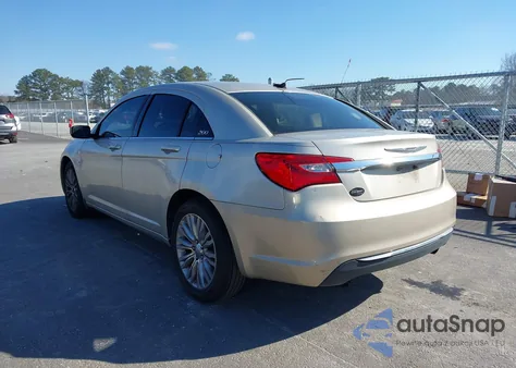 2013 Chrysler 200 Lx z USA, uszkodzony, nr VIN 1C3CCBAB8DN670893